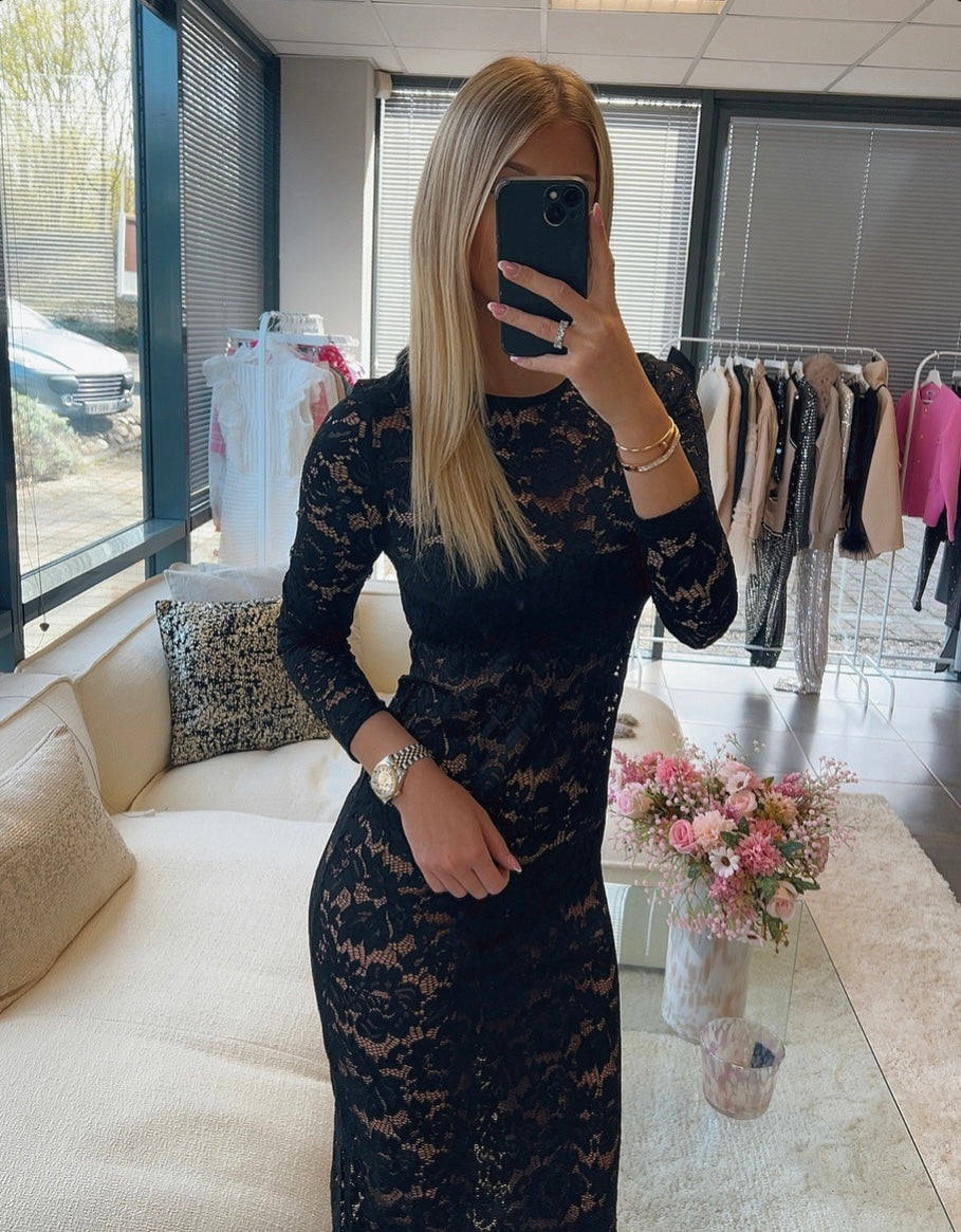 Robe longue en dentelle noire